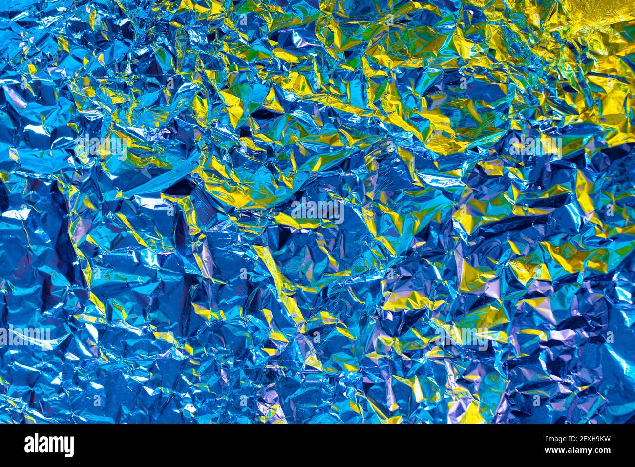 Struktur aus blauer Chromfolie mit zerknittertem Struktureffekt. Abstrakter Metallic-Hintergrund. Mode Luxus Hintergrund mit mutigen lebendigen modernen Farben der b Stockfoto