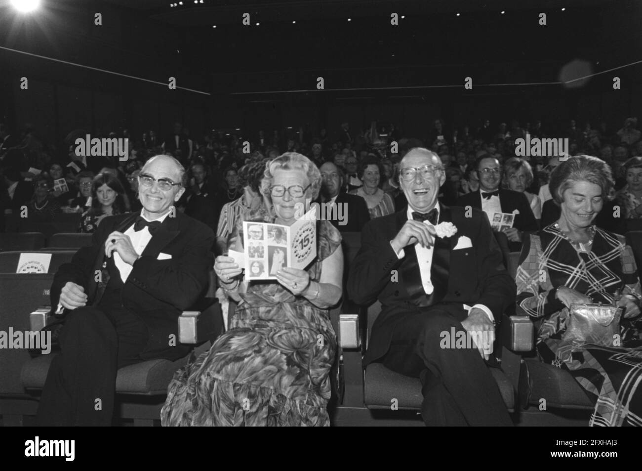 Königin Juliana und Prinz Bernhard bei der Galavorstellung World Wild Life Fund im RAI Amsterdam, 7. Mai 1976, Galavorführungen, Königinnen, Niederlande, Presseagentur des 20. Jahrhunderts, Foto, Nachrichten zum erinnern, Dokumentarfilm, historische Fotografie 1945-1990, visuelle Geschichten, Menschliche Geschichte des zwanzigsten Jahrhunderts, Momente in der Zeit festzuhalten Stockfoto