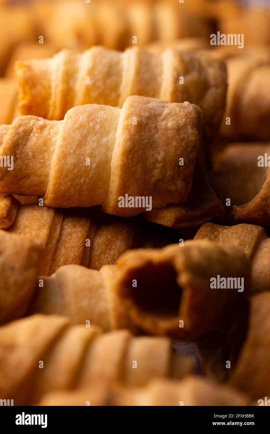 Viele süße hausgemachte Süßwarenröhrchen, die mit Creme gefüllt werden können. Foto aufgenommen unter weichem Kunstlicht. Stockfoto