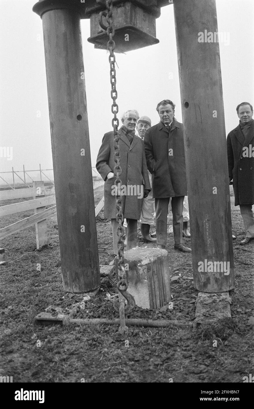 Vorsitzender NVV Ter Heide und Vorsitzender NKV P. J. J. Mertens beim Fahren des ersten Pfahls für das Gebäude Algemene Ned. Bond Bouwnijverheid Woerden, 4. Januar 1972, Piles, Niederlande, 20. Jahrhundert Presseagentur Foto, Nachrichten zu erinnern, Dokumentarfilm, historische Fotografie 1945-1990, visuelle Geschichten, Menschliche Geschichte des zwanzigsten Jahrhunderts, Momente in der Zeit festzuhalten Stockfoto