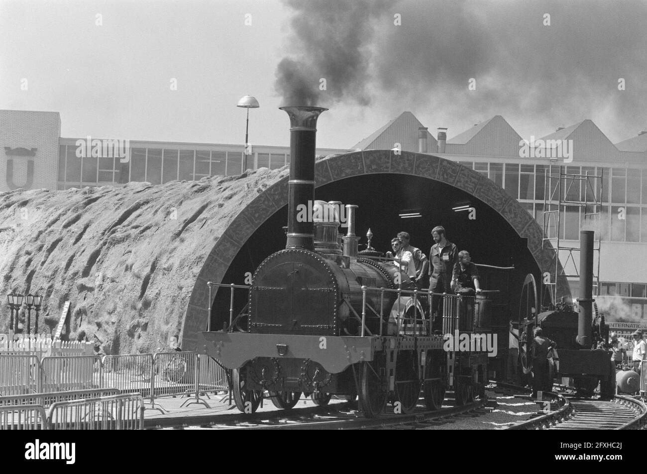 Für die Veranstaltung Züge durch die Zeit in Utrecht aus Anlass von 150 Jahren Eisenbahnen fährt eine Nachbildung von De Arend durch einen Tunnel auf dem Gelände der Jaarbeurs, 20. Juni 1989, Messen, Veranstaltungen, Jubiläen, Eisenbahnen, Züge, Niederlande, Foto der Presseagentur des 20. Jahrhunderts, zu erinnerende Nachrichten, Dokumentarfilm, historische Fotografie 1945-1990, visuelle Geschichten, Menschliche Geschichte des zwanzigsten Jahrhunderts, Momente in der Zeit festzuhalten Stockfoto