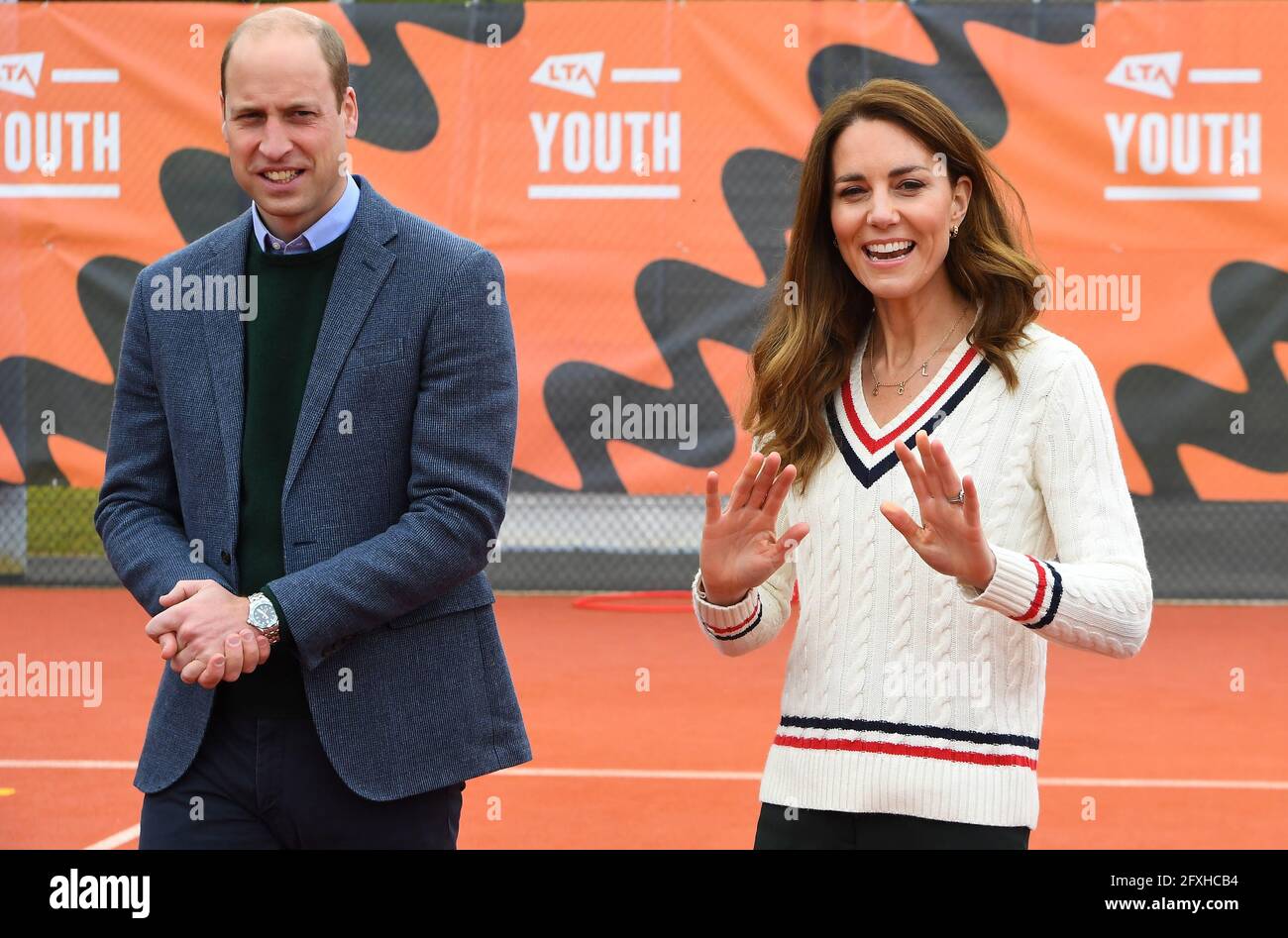 Der Herzog und die Herzogin von Cambridge bei einem Besuch einer Jugendtennis-Sitzung der Lawn Tennis Association (LTA) zusammen mit den LTA-Jugendbotschaftern in Edinburgh. Bilddatum: Donnerstag, 27. Mai 2021. Stockfoto