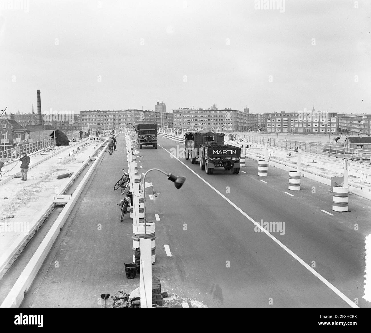 Güterwagen über neue Amstel-Brücke, 15. April 1954, Niederlande, Foto der Presseagentur des 20. Jahrhunderts, zu erinnerende Nachrichten, Dokumentarfilm, historische Fotografie 1945-1990, visuelle Geschichten, Menschliche Geschichte des zwanzigsten Jahrhunderts, Momente in der Zeit festzuhalten Stockfoto