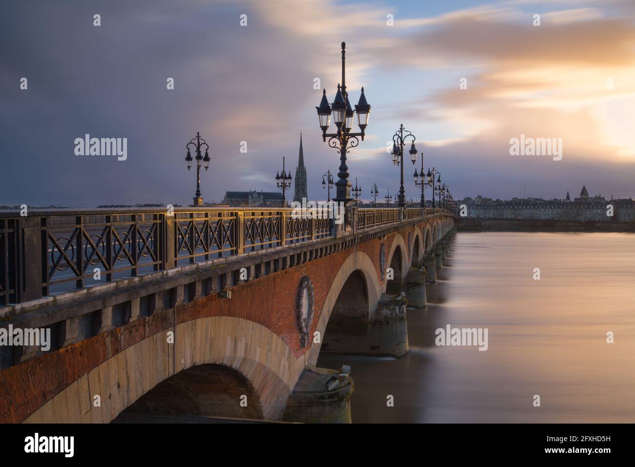 FRANKREICH. GIRONDE (33), BORDEAUX, STEINBRÜCKE BEI SONNENUNTERGANG Stockfoto