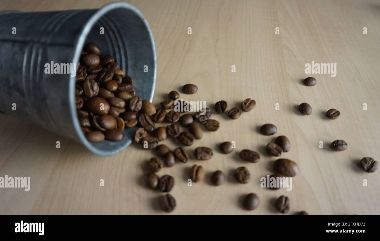 Schwarzer Kaffee und Kaffee in der Zeitung. Stockfoto