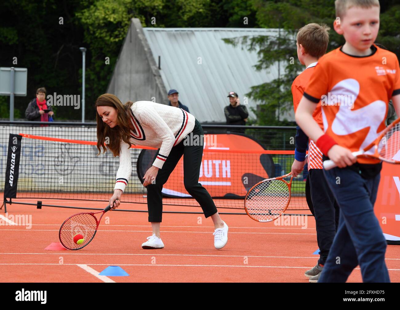 Die Herzogin von Cambridge spielt Tennisspiele mit lokalen Schulkindern während eines Besuchs der LTA Youth Tennis Association (LTA) in Edinburgh. Bilddatum: Donnerstag, 27. Mai 2021. Stockfoto