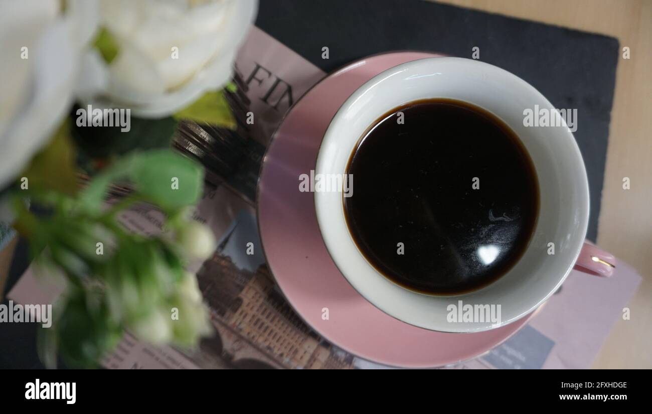 Schwarzer Kaffee und Kaffee in der Zeitung. Stockfoto