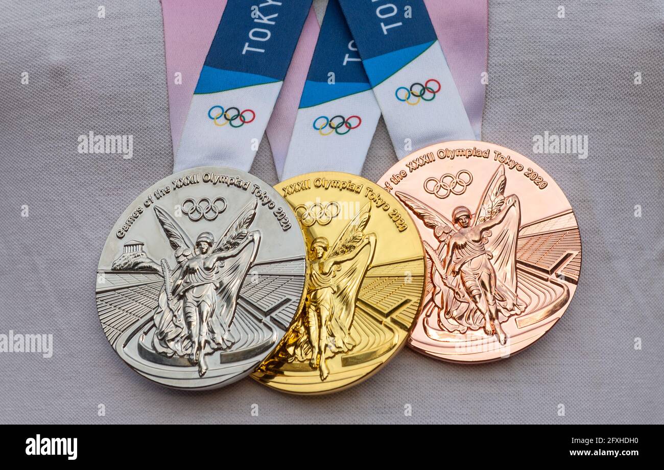 17. April 2021 Tokio, Japan. Gold-, Silber- und Bronzemedaillen der XXXII. Olympischen Sommerspiele in Tokio auf der Brust des Athleten. Stockfoto