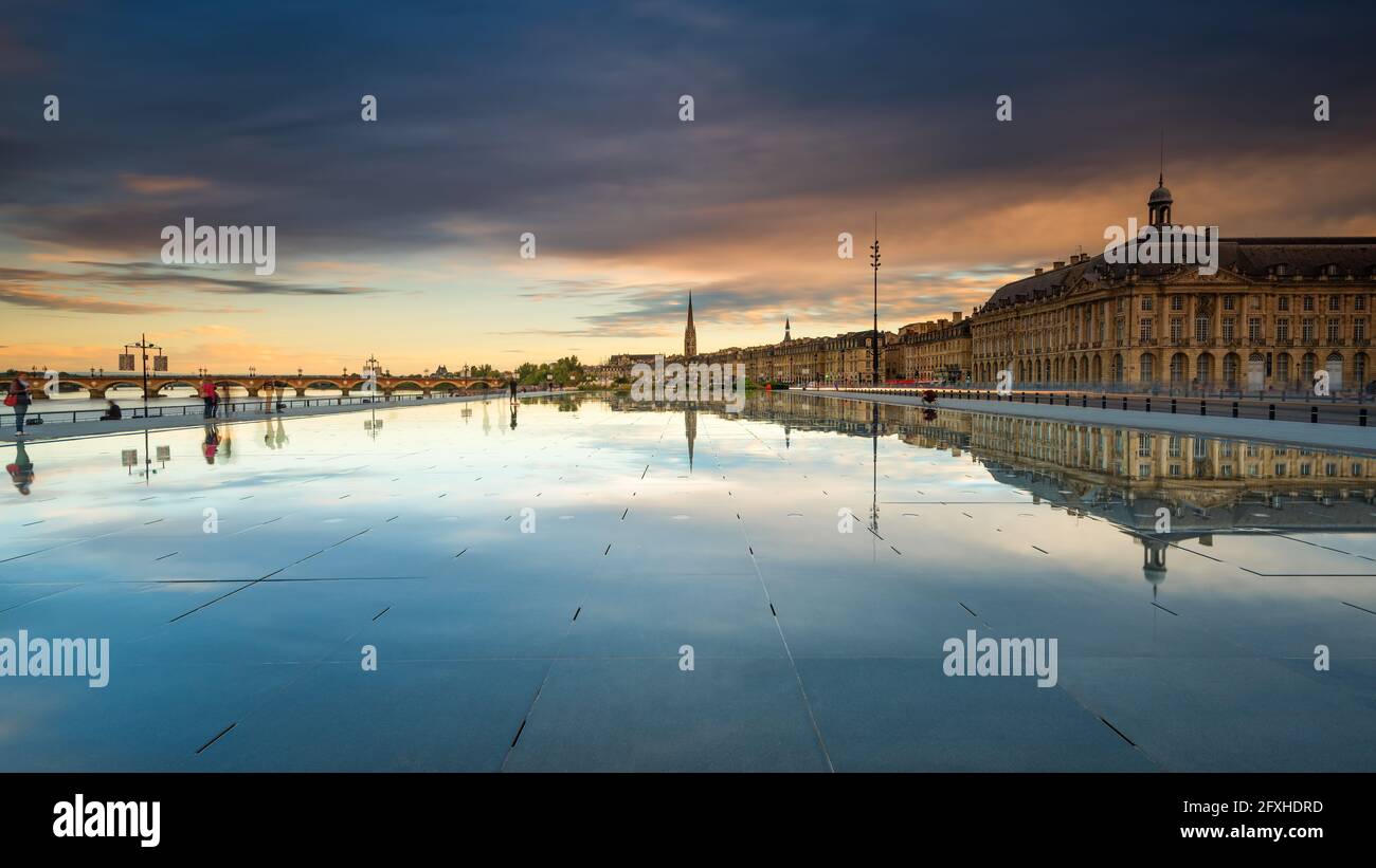FRANKREICH. GIRONDE (33), BORDEAUX, WASSERSPIEGEL BEI SONNENUNTERGANG Stockfoto
