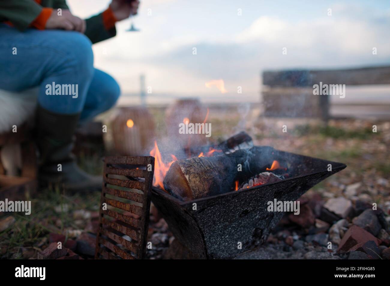 Kleine Feuerstelle auf der Terrasse Stockfoto