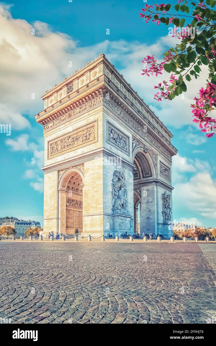 Blick auf den Arch von Triumph von der Straße in Paris. Stockfoto