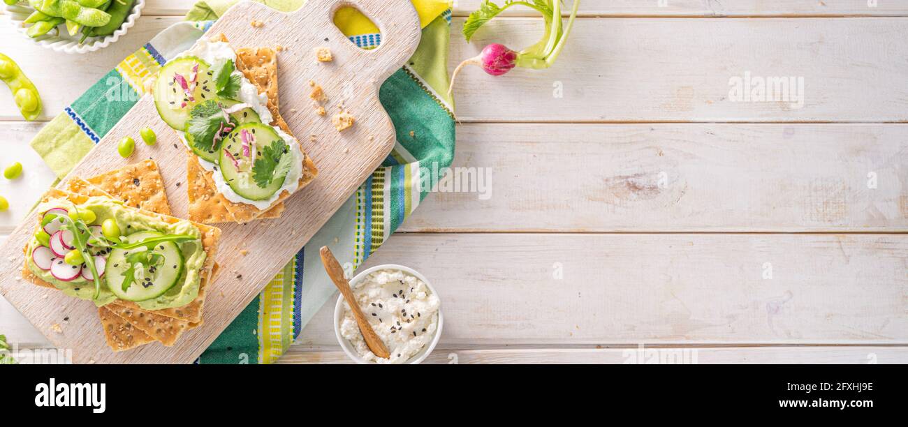 Gesundes Esskonzept - knusprige Brote mit Gurke und Radish auf weißem Hintergrund, Kopierraum Stockfoto