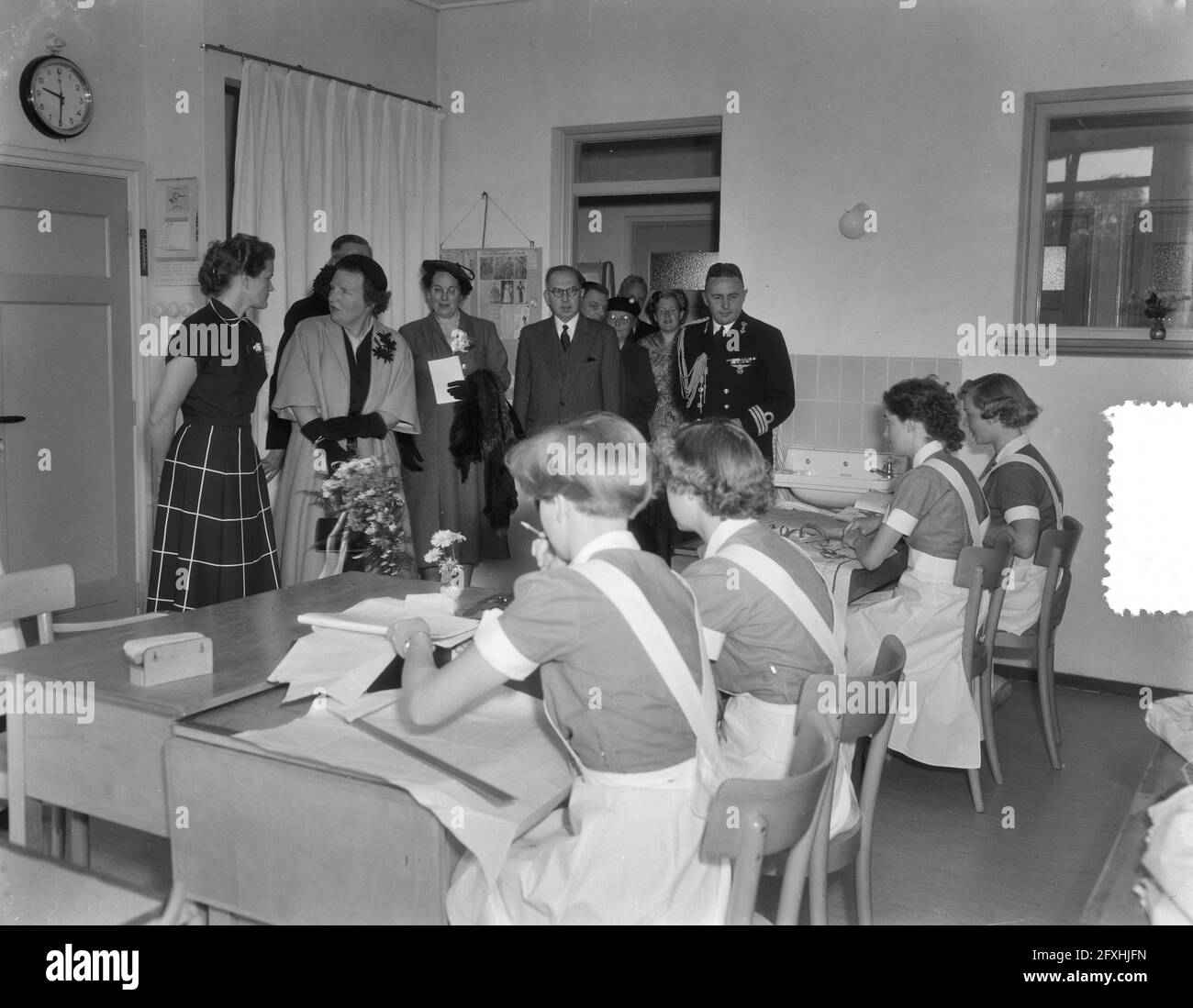 Arbeitsbesuch Königin Juliana Provinz Groningen, Besuch der landwirtschaftlichen Hausschule, 25. Mai 1954, Besuche, Hautpflegeschulen, Königin, Niederlande, Foto der Presseagentur des 20. Jahrhunderts, zu erinnerende Nachrichten, Dokumentarfilm, historische Fotografie 1945-1990, visuelle Geschichten, Menschliche Geschichte des zwanzigsten Jahrhunderts, Momente in der Zeit festzuhalten Stockfoto
