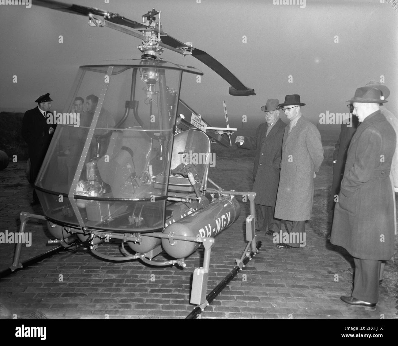 Arbeitsbesuch von Minister J. Algera am Flughafen Zestienhoven in Rotterdam. Demonstration mit Hubschrauber Hummingbird, 16. Januar 1958, Hubschrauber, Minister, Flughäfen, Niederlande, Foto der Presseagentur des 20. Jahrhunderts, zu erinnerende Nachrichten, Dokumentarfilm, historische Fotografie 1945-1990, visuelle Geschichten, Menschliche Geschichte des zwanzigsten Jahrhunderts, Momente in der Zeit festzuhalten Stockfoto