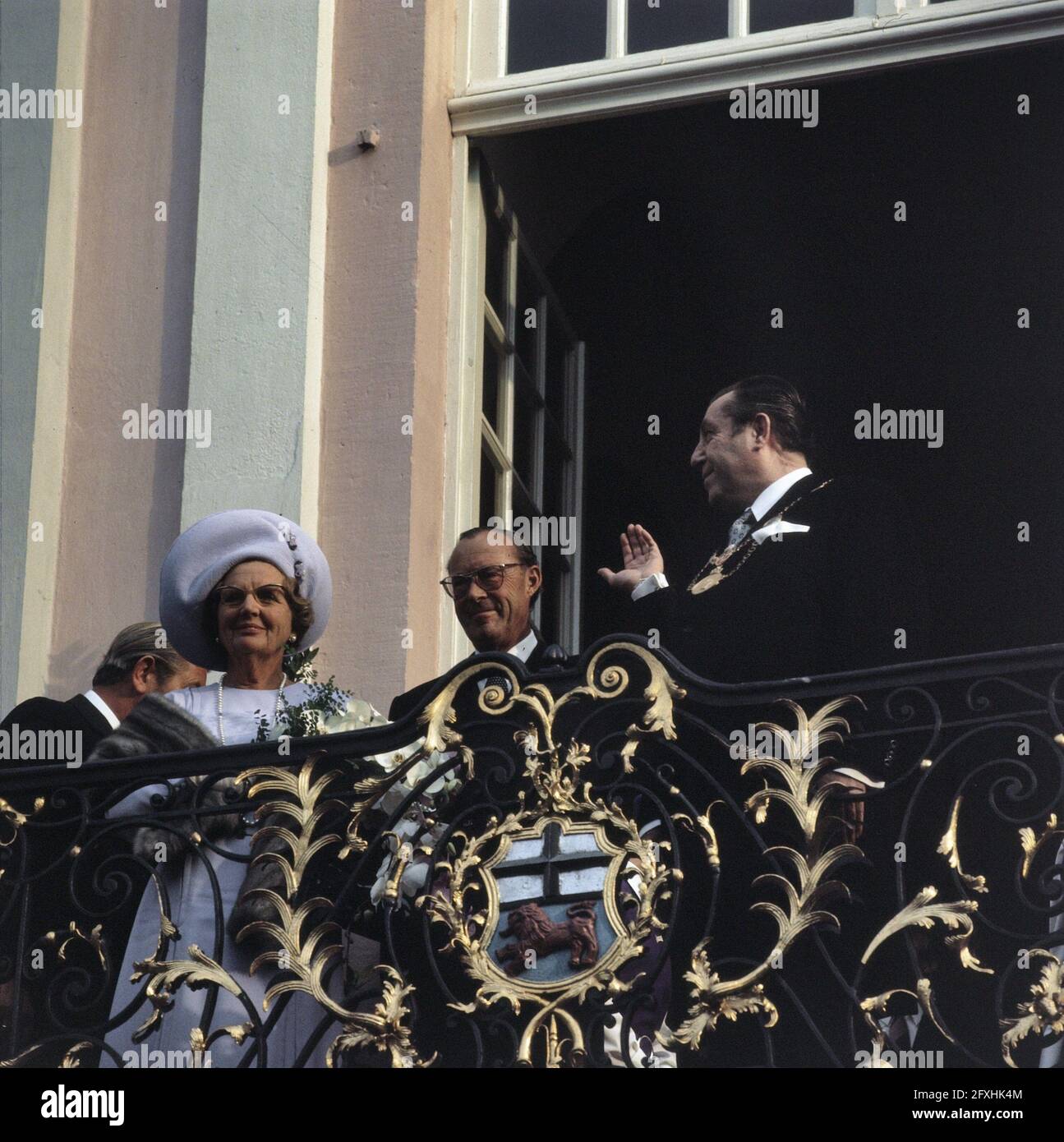 Königin Juliana und Prinz Bernhard auf den Stufen des Bonner Rathauses; rechts Oberbürgermeister Peter Kraemer, 26. Oktober 1971, Bürgermeister, Königinnen, Prinzen, Staatsbesuche, Niederlande, Foto der Presseagentur des 20. Jahrhunderts, Nachrichten zu erinnern, Dokumentarfilm, historische Fotografie 1945-1990, visuelle Geschichten, Menschliche Geschichte des zwanzigsten Jahrhunderts, Momente in der Zeit festzuhalten Stockfoto