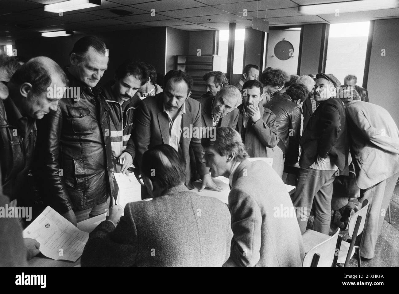 Arbeitnehmer nach Entlassung, 11. April 1983, Betriebsschließungen, Entlassungen, Schiffbau, Arbeiter, Niederlande, Presseagentur des 20. Jahrhunderts, Foto, Nachrichten zu erinnern, Dokumentarfilm, historische Fotografie 1945-1990, visuelle Geschichten, Menschliche Geschichte des zwanzigsten Jahrhunderts, Momente in der Zeit festzuhalten Stockfoto