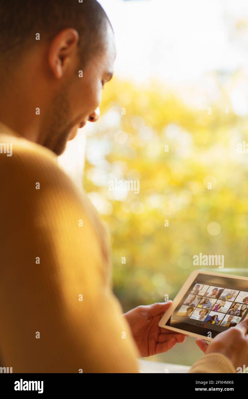 Mann Video chatten mit Freunden auf dem digitalen Tablet-Bildschirm Stockfoto