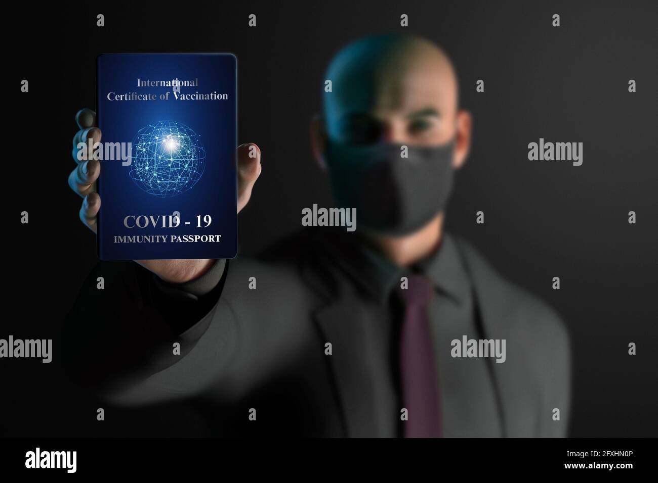 Geschäftsmann in Gesichtsmaske mit COVID-19-Immunitätspass Stockfoto