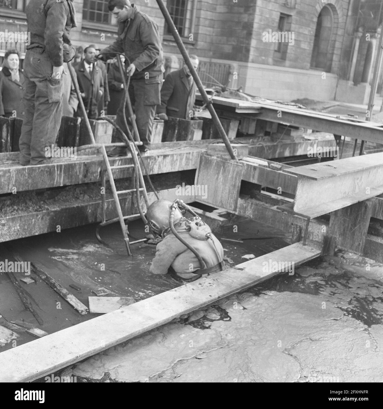 Eisenbahnmaschine vor dem Rathaus, 24. Februar 1964, METRO, Rathaus, Aktivitäten, Niederlande, Presseagentur des 20. Jahrhunderts, Foto, Nachrichten zum erinnern, Dokumentarfilm, historische Fotografie 1945-1990, visuelle Geschichten, Menschliche Geschichte des zwanzigsten Jahrhunderts, Momente in der Zeit festzuhalten Stockfoto