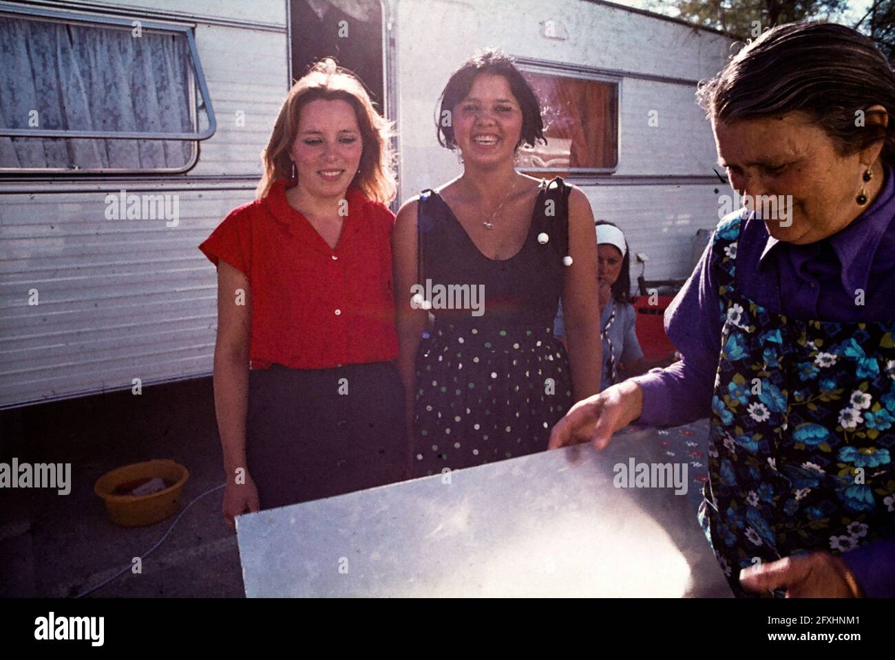 Roma Frauen in der Karawanenburg während der Wallfahrt nach Saintes Maries de la Mer, Frankreich 1978 Stockfoto