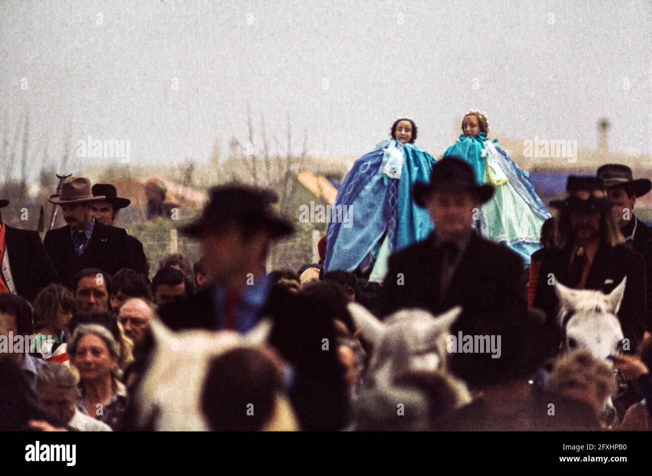 Begleitet von den berittenen Gardians, den Cowboys der Camargue, werden jedes Jahr am 24. Mai die heiligen Statuen der Jungfrau Maria durch das Dorf zum Strand von Saintes-Maries-de-la-Mer, Frankreich, getragen Stockfoto