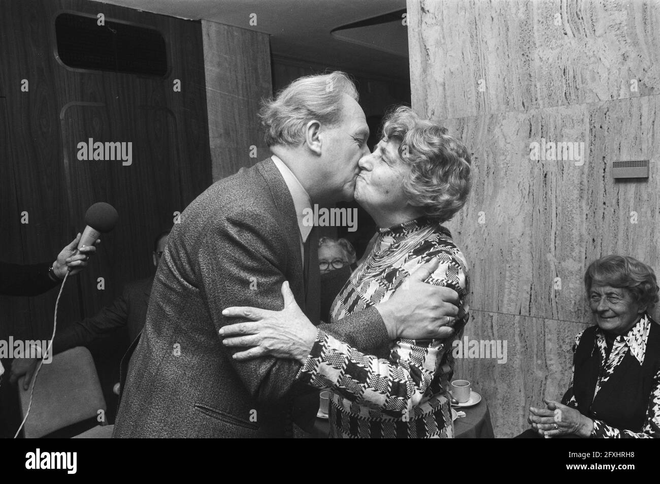 Der Ratsherrin Kuipers weiht Testwohnungen in Amsterdam ein, Haus Arbeidenden, in Gebrauch; der Ratsherrin Kuipers (zweiter von r. in einer der Wohnungen, umarmt alte Dame, 29. März 1976, WONINGS, Heime, Stadler, Niederlande, Foto der Presseagentur des 20. Jahrhunderts, zu erinnerende Nachrichten, Dokumentation, historische Fotografie 1945-1990, visuelle Geschichten, Menschliche Geschichte des zwanzigsten Jahrhunderts, Momente in der Zeit festzuhalten Stockfoto