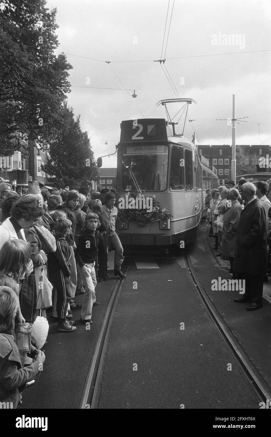 Der Ratsherrn Treumann in einer festlich geschmückten Straßenbahn der Linie 2, die den Ausbau zu Slotervaart feiert, 4. Oktober 1975, Straßenbahnen, die Niederlande, 20. Jahrhundert Presseagentur Foto, Nachrichten zu erinnern, Dokumentarfilm, historische Fotografie 1945-1990, visuelle Geschichten, Menschliche Geschichte des zwanzigsten Jahrhunderts, Momente in der Zeit festzuhalten Stockfoto