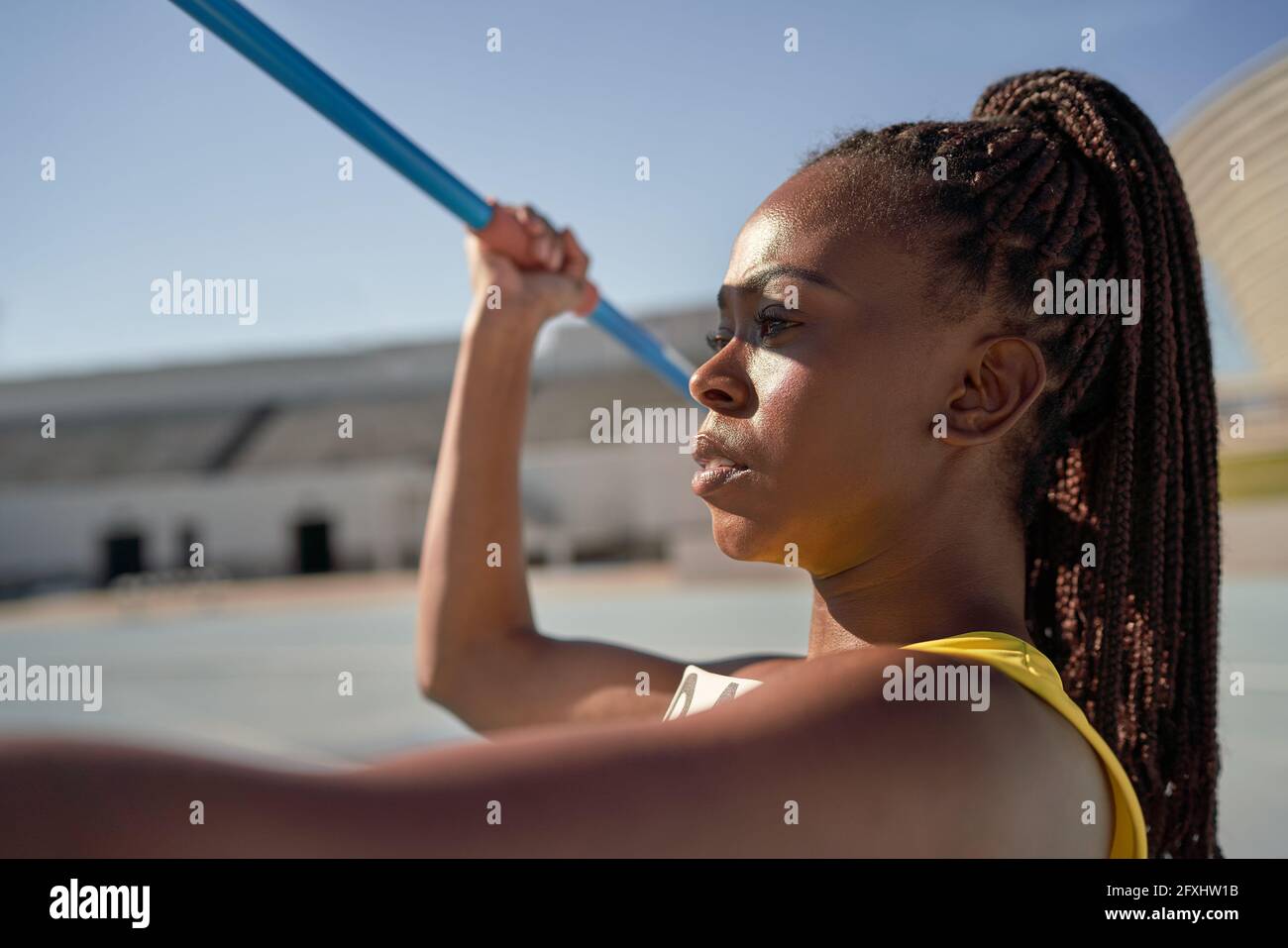 Nahaufnahme bestimmt weibliche Leichtathletik-Athletin werfen Speer Stockfoto