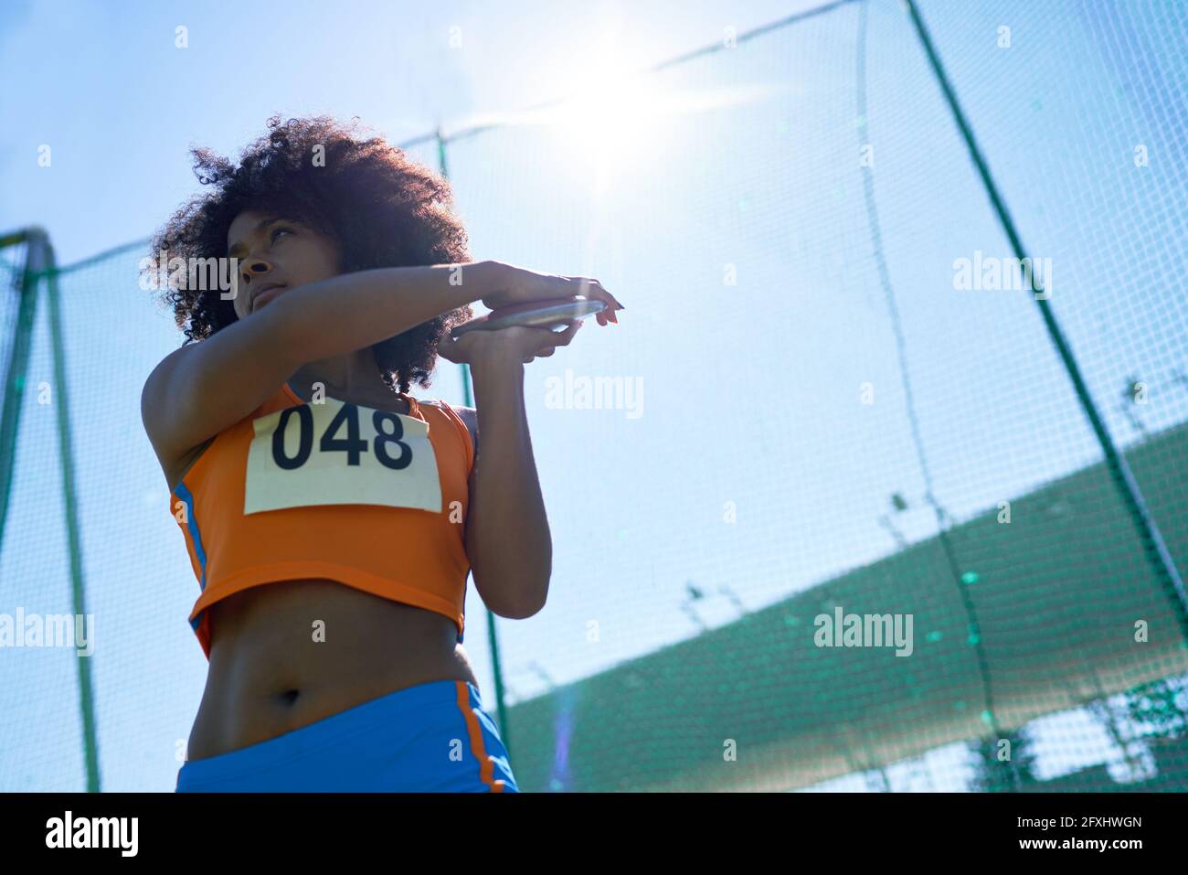 Entschlossene weibliche Leichtathletik-Wurfdiskus Stockfoto