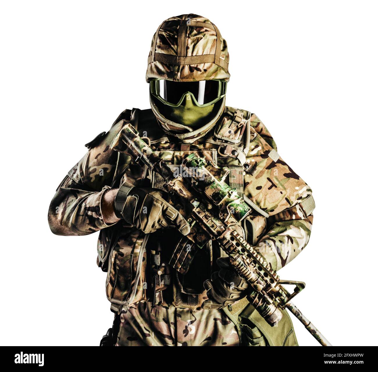 Isoliertes Foto eines voll ausgestatteten Soldaten in schwerer 3 Amor-Munitionsstufe und Gewehr auf weißem Hintergrund. Stockfoto