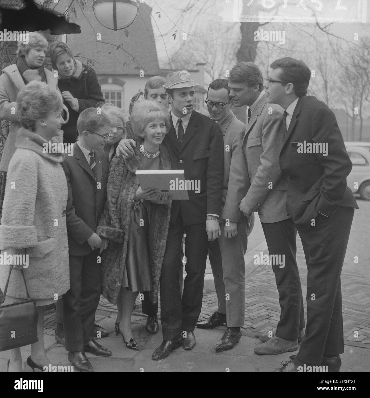 Willeke Alberti erhielt erste Goldrekord aus Händen des Phonogram-Direktors Jack Haslinghuis, Willeke Alberti Rob de Nijs, 2. März 1964, Directors, The Netherlands, 20. Jahrhundert Presseagentur Foto, Nachrichten zu erinnern, Dokumentarfilm, historische Fotografie 1945-1990, visuelle Geschichten, Menschliche Geschichte des zwanzigsten Jahrhunderts, Momente in der Zeit festzuhalten Stockfoto