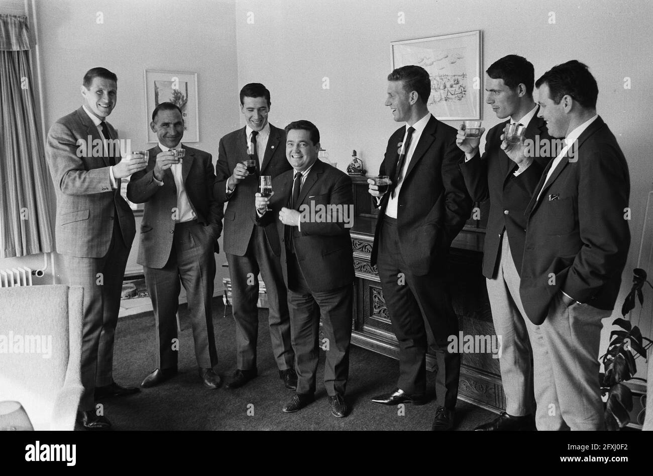 Willy Alberti als Teamleiter, das Team in seinem Haus in Amsterdam. Von links nach rechts: Peter Post, Willy Alberti, Wim van Est, Gerard Wesseling, Martin van der Borgh, 3. Mai 1963, Teams, Radfahrer, Sänger, Niederlande, Foto der Presseagentur des 20. Jahrhunderts, zu erinnerende Nachrichten, Dokumentarfilm, historische Fotografie 1945-1990, visuelle Geschichten, Menschliche Geschichte des zwanzigsten Jahrhunderts, Momente in der Zeit festzuhalten Stockfoto