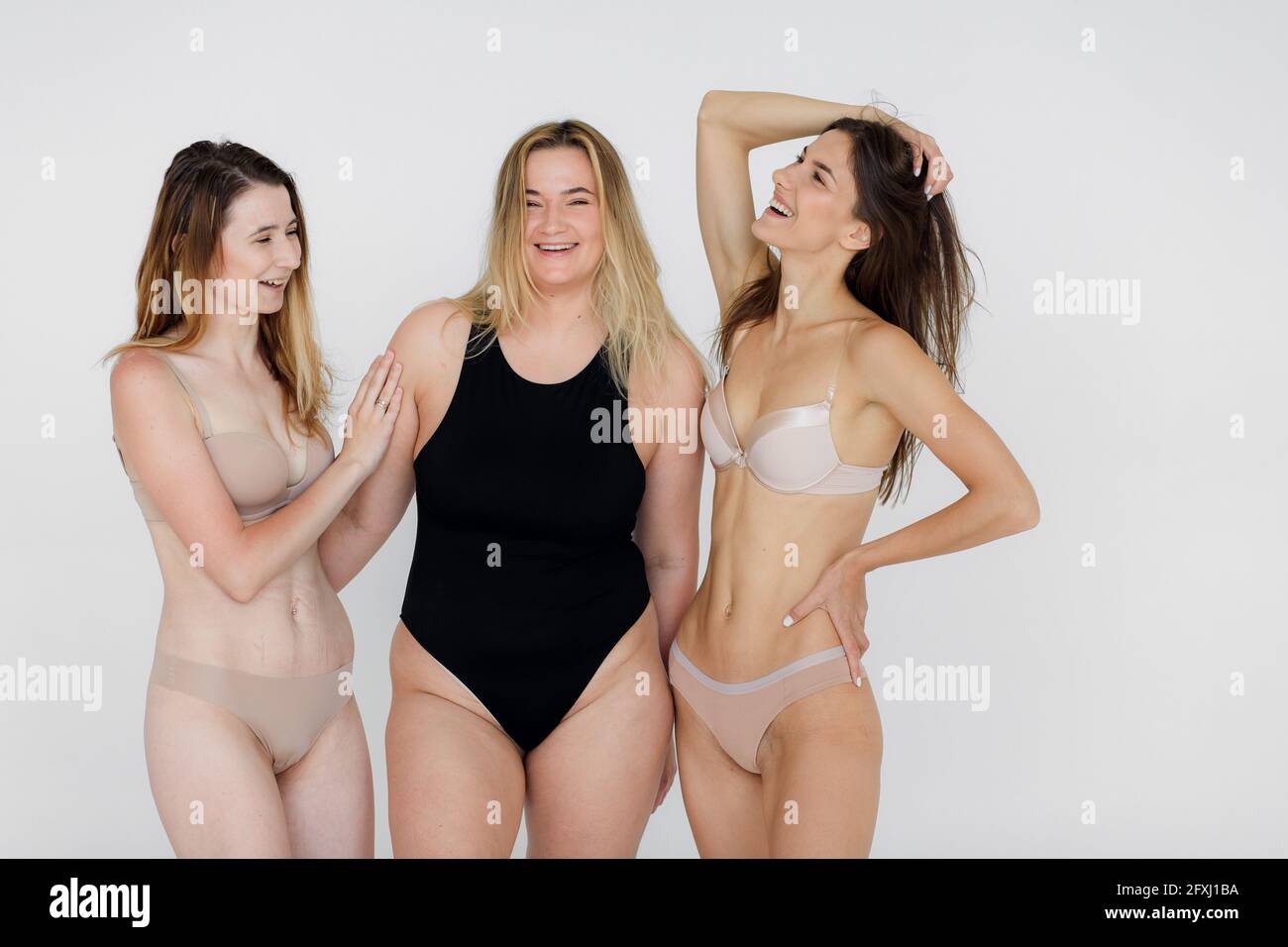 Fett übergewichtige Frau und dünne Frau isoliert auf weißem Hintergrund Stockfoto