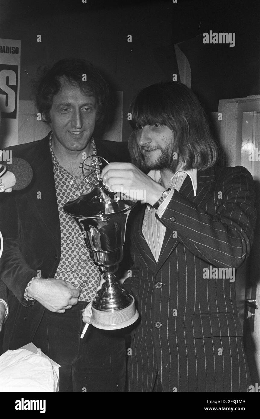 Wim van de Linden (links) und Wim T. Schippers erhalten den Preis des Common Sense, 15. September 1975, bildende Künstler, Preisverleihungen, Niederlande, Presseagentur des 20. Jahrhunderts, Foto, Nachrichten zum erinnern, Dokumentarfilm, historische Fotografie 1945-1990, visuelle Geschichten, Menschliche Geschichte des zwanzigsten Jahrhunderts, Momente in der Zeit festzuhalten Stockfoto