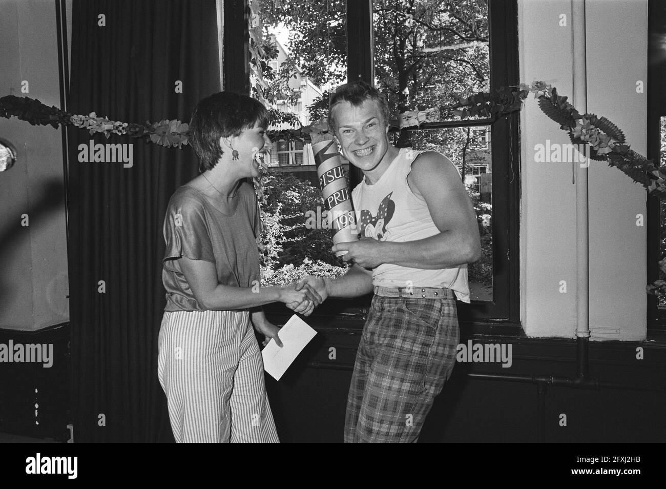 Gewinnerin Marloes van den Heuvel Gewinnerin des Pissuisse-Preises 1981 und Pieter Tidens, Gewinnerin des Pisuisse-Preises 1980, der Auszeichnung für den Studenten, der die beste Theateraufführung gegeben hat, während der Präsentation an der Akademie für Kabarettkunst in Amsterdam, 6. September 1981, Künstler, Studenten, auszeichnungen, Niederlande, Foto der Presseagentur des 20. Jahrhunderts, zu erinnerende Nachrichten, Dokumentarfilm, historische Fotografie 1945-1990, visuelle Geschichten, Menschliche Geschichte des zwanzigsten Jahrhunderts, Momente in der Zeit festzuhalten Stockfoto