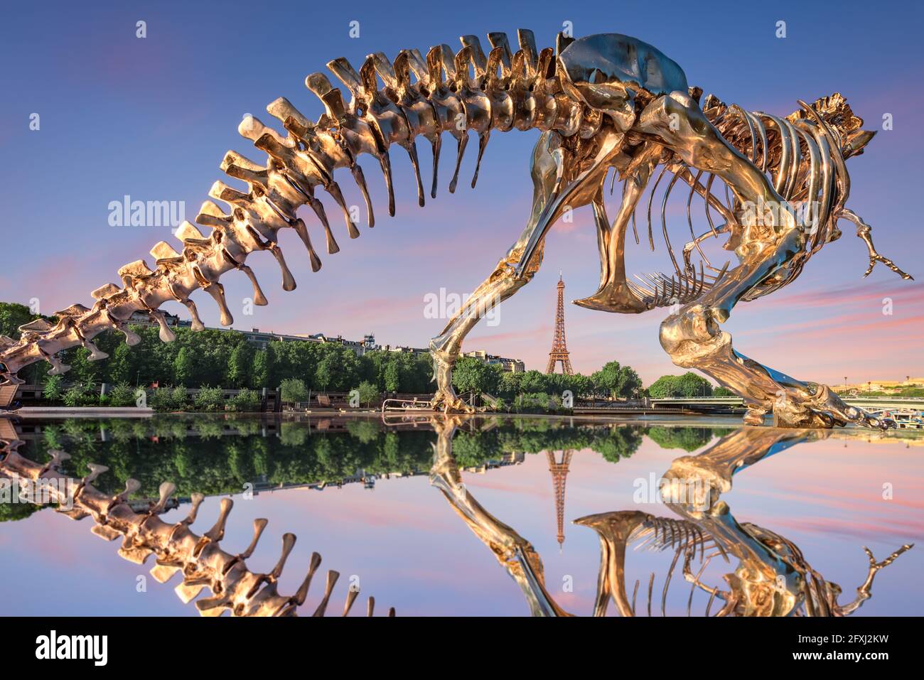 PARIS (75), 8. ARR. SKULPTUR EINES TYRANNOSAURUS REX MIT BLICK AUF DEN EIFFELTURM BEI SONNENAUFGANG. DIESE SKULPTUR WURDE VON PHILIPPE PASQUA GESCHAFFEN. ES IST LOC Stockfoto