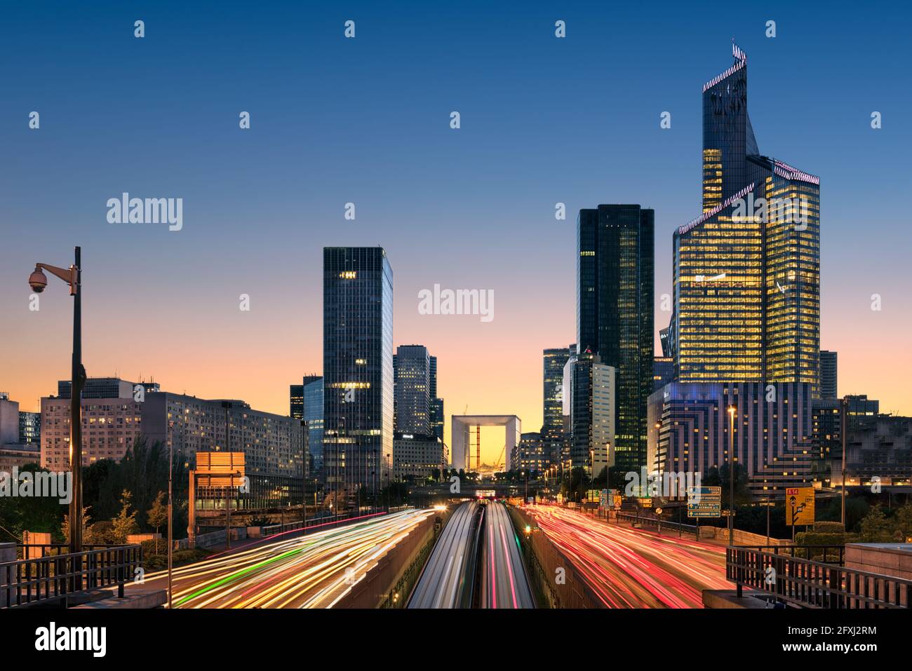 FRANKREICH, HAUTS DE SEINE (92) NEUILLY SUR SEINE. VERTEIDIGUNGSVIERTEL. LA DEFENSE TÜRME VON NEUILLY BRÜCKE BEI SONNENUNTERGANG Stockfoto
