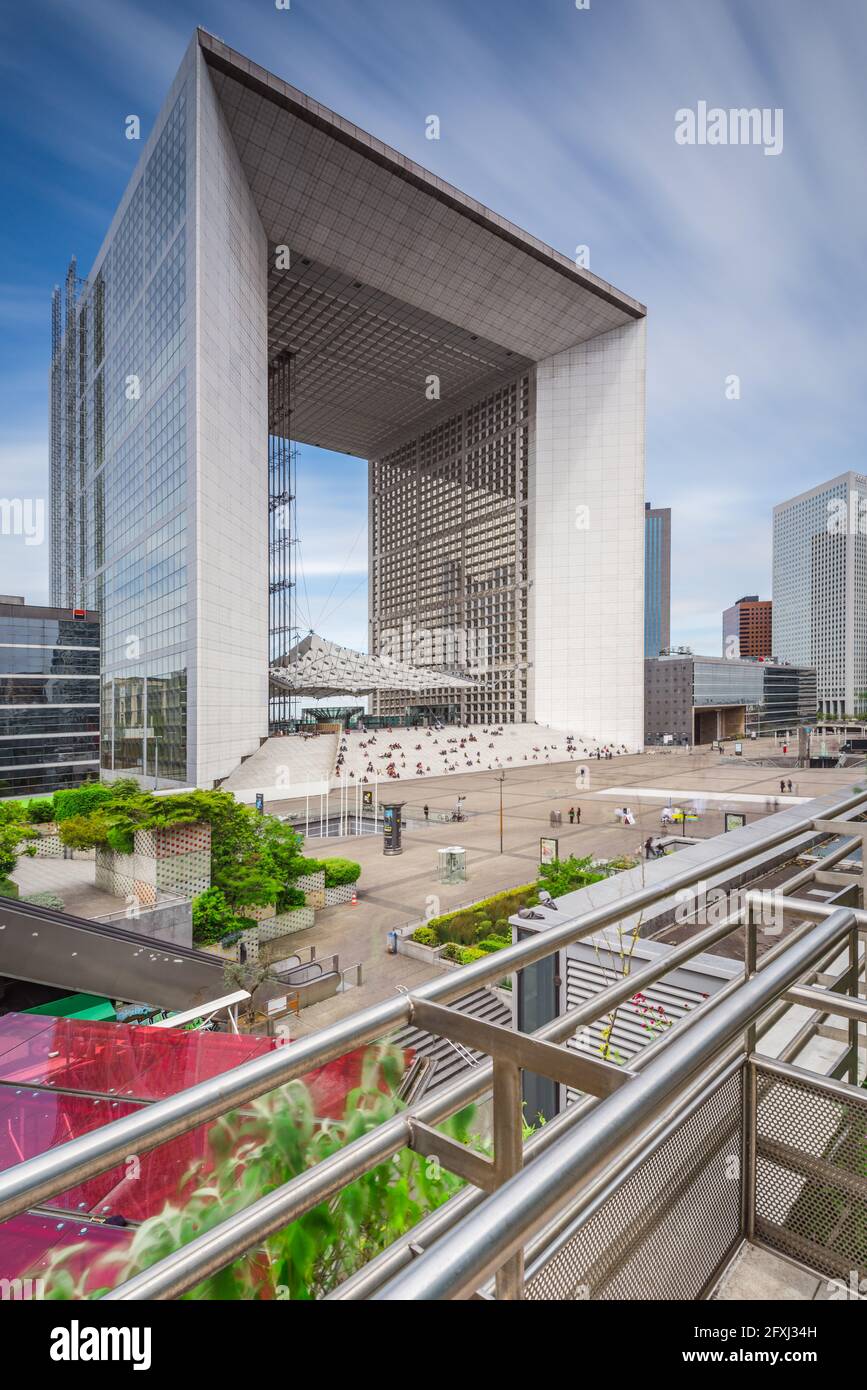 FRANKREICH, HAUTS DE SEINE (92) PUTEAUX, BLICK AUF DIE VERTEIDIGUNG GRANDE ARCHE DE LA UND DEN VORPLATZ VON EINEM TOR AUS Stockfoto