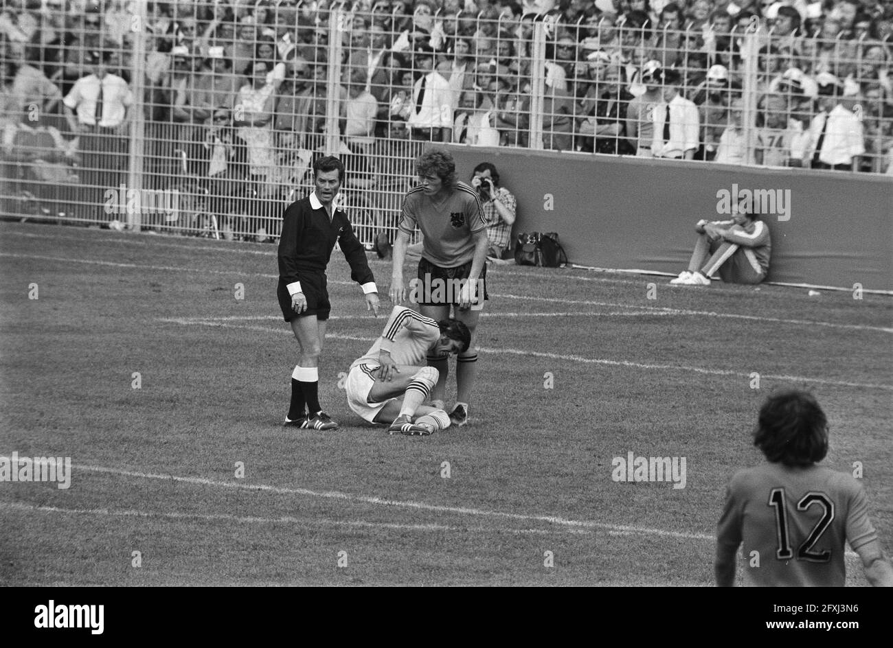 WM 74 Dortmund, Niederlande / Bulgarien 4-1; Jongbloed am Boden verletzt, 23. Juni 1974, Sport, Fußball, Weltmeisterschaft, Niederlande, Foto der Presseagentur des 20. Jahrhunderts, zu erinnerende Nachrichten, Dokumentarfilm, historische Fotografie 1945-1990, visuelle Geschichten, Menschliche Geschichte des zwanzigsten Jahrhunderts, Momente in der Zeit festzuhalten Stockfoto