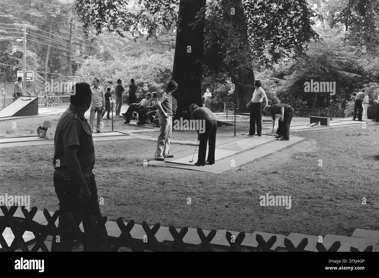 WM 1974; DDR-Spieler spielen Minigolf, 27. Juni 1974, Minigolf, Sport, Fußball, Weltmeisterschaft, Niederlande, Foto der Presseagentur des 20. Jahrhunderts, zu erinnerende Nachrichten, Dokumentation, historische Fotografie 1945-1990, visuelle Geschichten, Menschliche Geschichte des zwanzigsten Jahrhunderts, Momente in der Zeit festzuhalten Stockfoto