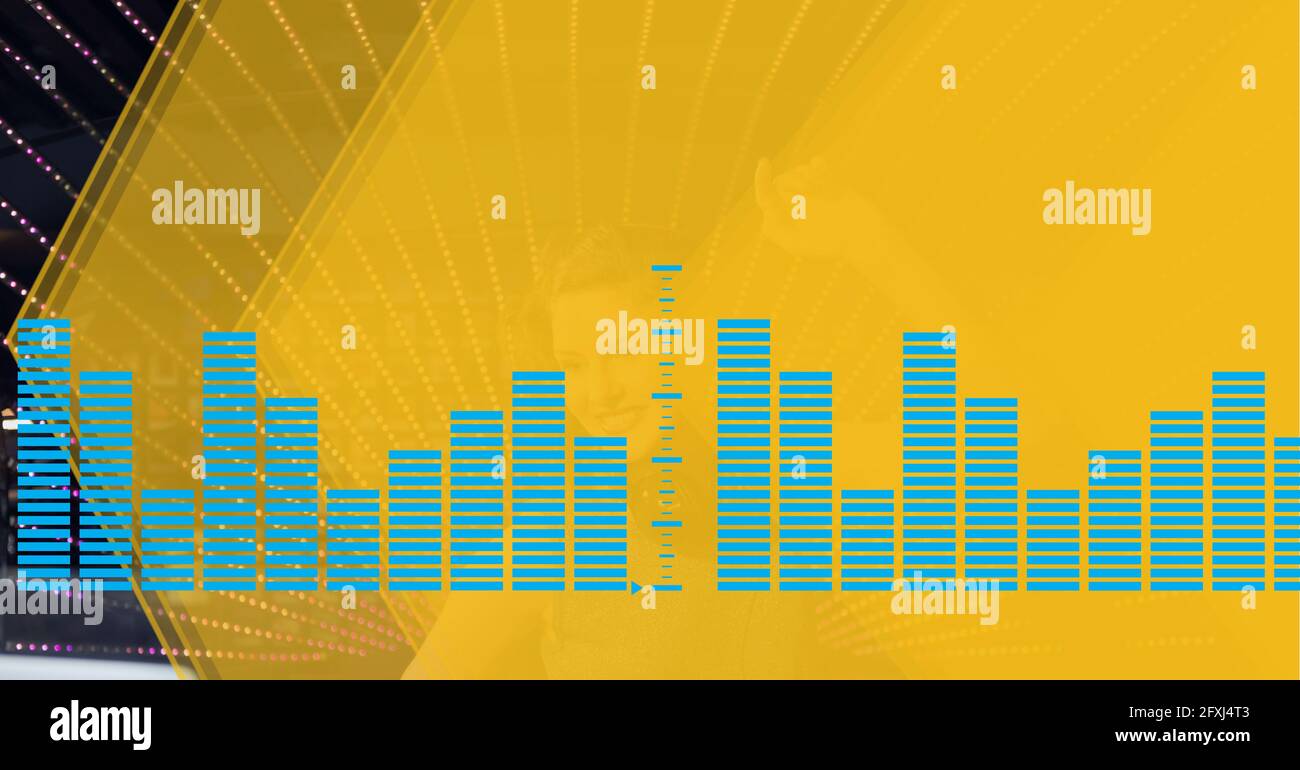 Zusammensetzung der blauen Schallfrequenz-Pegelmesser auf gelb mit punktstreifen über lächelnder Frau Stockfoto