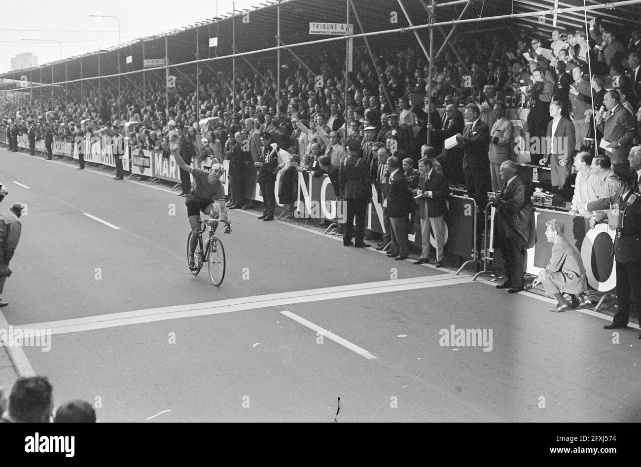 Weltmeisterschaften im Radsport in Heerlen. Der Engländer C. Webb überquert als WM-Amateur die Ziellinie, 2. September 1967, AMATEUREN, WIELRENNEN, Finishes, Niederlande, Foto der Presseagentur des 20. Jahrhunderts, zu erinnerende Nachrichten, Dokumentarfilm, historische Fotografie 1945-1990, visuelle Geschichten, Menschliche Geschichte des zwanzigsten Jahrhunderts, Momente in der Zeit festzuhalten Stockfoto