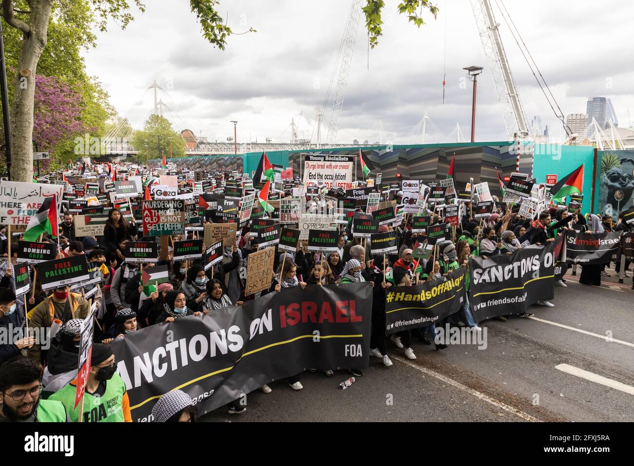 Große Menge von Demonstranten marschieren entlang des Victoria Embankment, Protest gegen Freie Palästina, London, 22. Mai 2021 Stockfoto