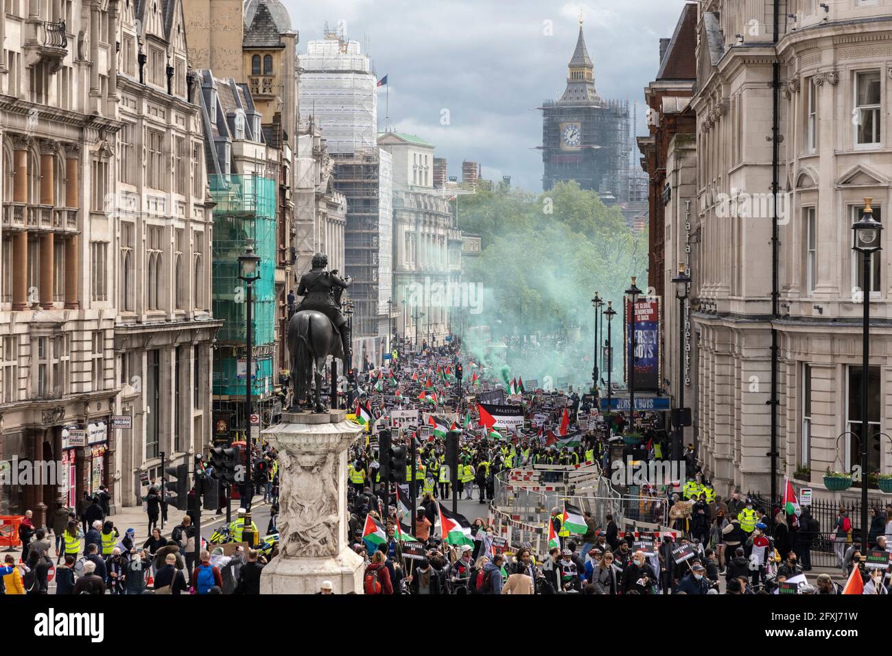 Große Menge von Demonstranten marschiert Whitehall mit Big Ben im Hintergrund herunter, Protest gegen Freie Palästina, London, 22. Mai 2021 Stockfoto