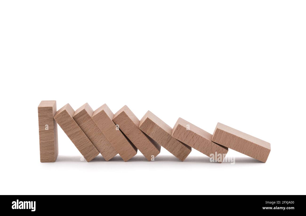 Der Dominoeffekt wird durch ein einzigartiges, ein starkes Stück, das auf Weiß isoliert ist, mit einem Beschneidungspfad gestoppt Stockfoto