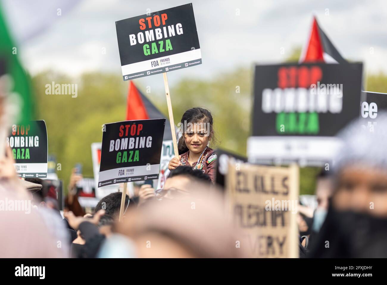 Porträt eines jungen Mädchens mit Plakat unter einer Menschenmenge, Free Palestine Protest, Hyde Park, London, 22. Mai 2021 Stockfoto