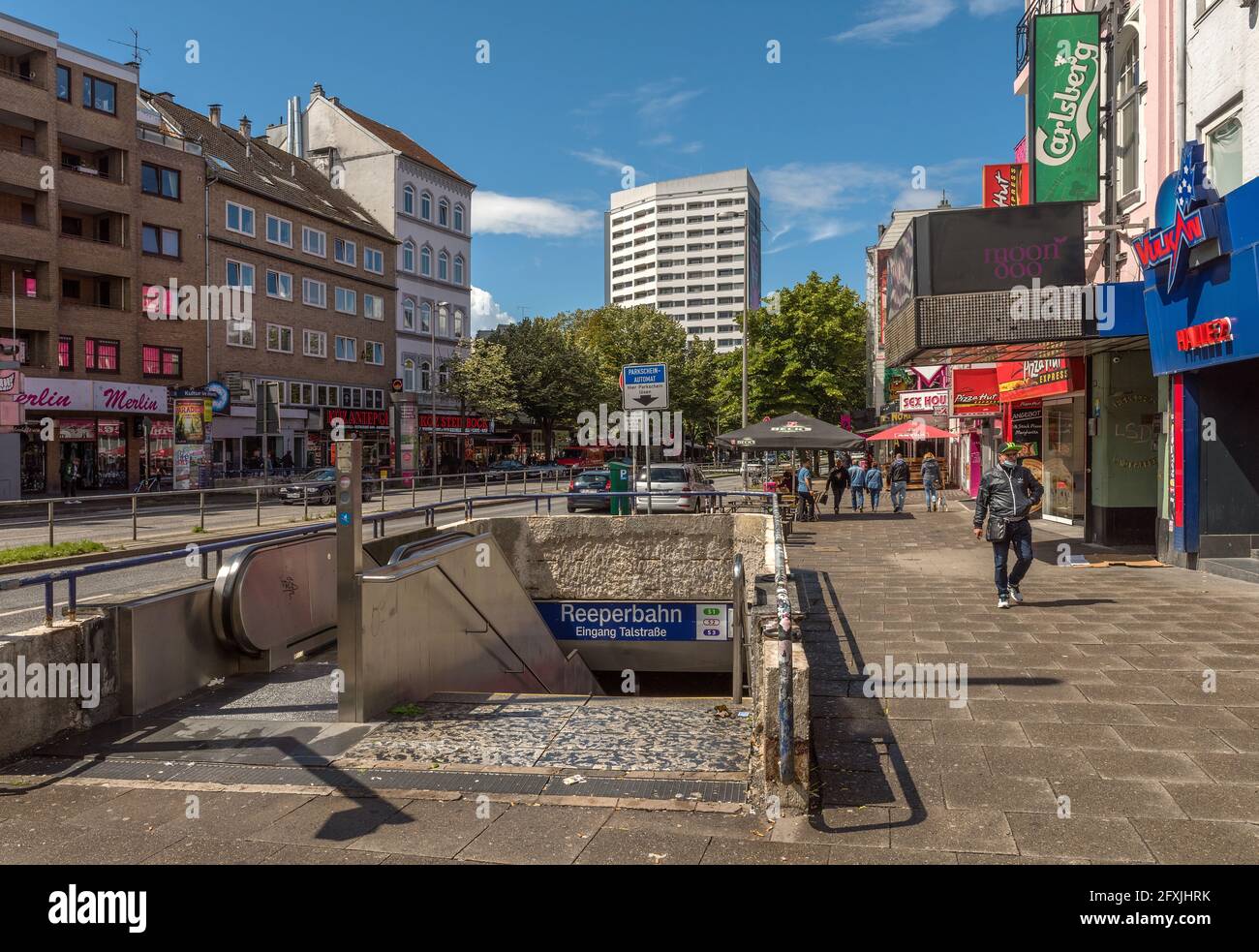 Ein- und Ausgang der U-Bahn-Station Reeperbahn, Hamburg, Deutschland Stockfoto