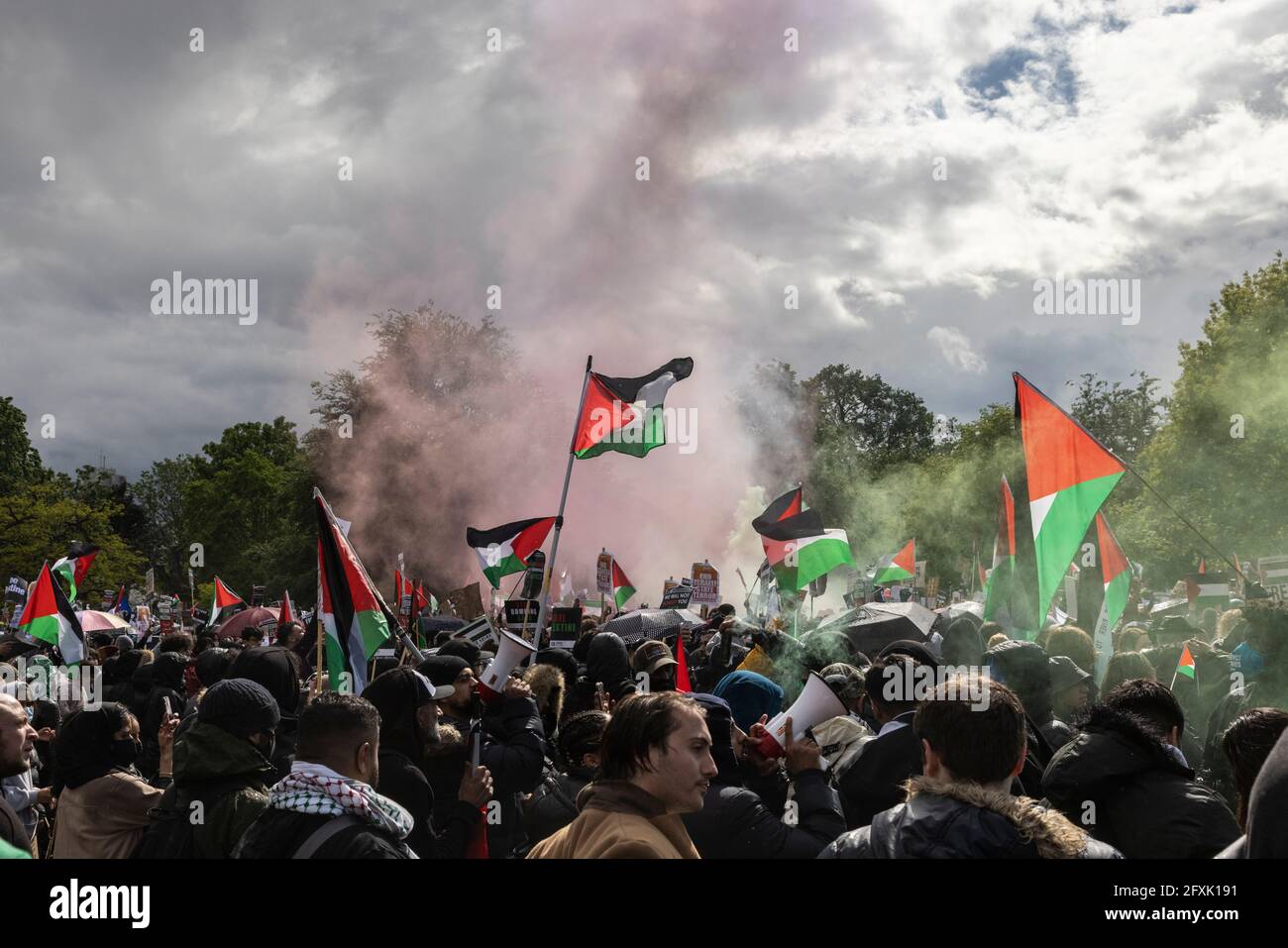 Massen von Demonstranten mit Rauchbomben und palästinensischen Fahnen unter stürmischem Himmel, Protest gegen Freie Palästina, London, 22. Mai 2021 Stockfoto