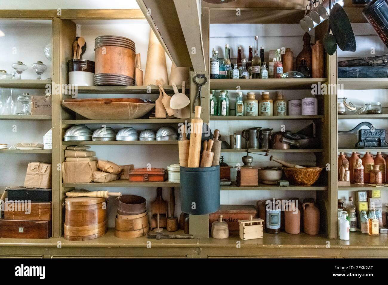 Toronto, Kanada, Antiquitätenartikel ist der Laskay Emporium Store in Black Creek Pioneer Village ist ein berühmter Ort und Touristenattraktion, die eine neu erschafft Stockfoto