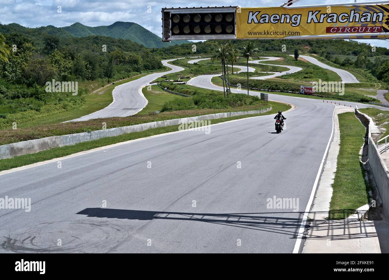 Kaeng Krachan Motorradrennen mit einsamen Motorradfahrer. Thailand Petchaburi, Südostasien. Stockfoto